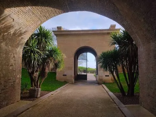 Passage voûté en briques de l'ancien fort des Jardins Suspendus du Havre