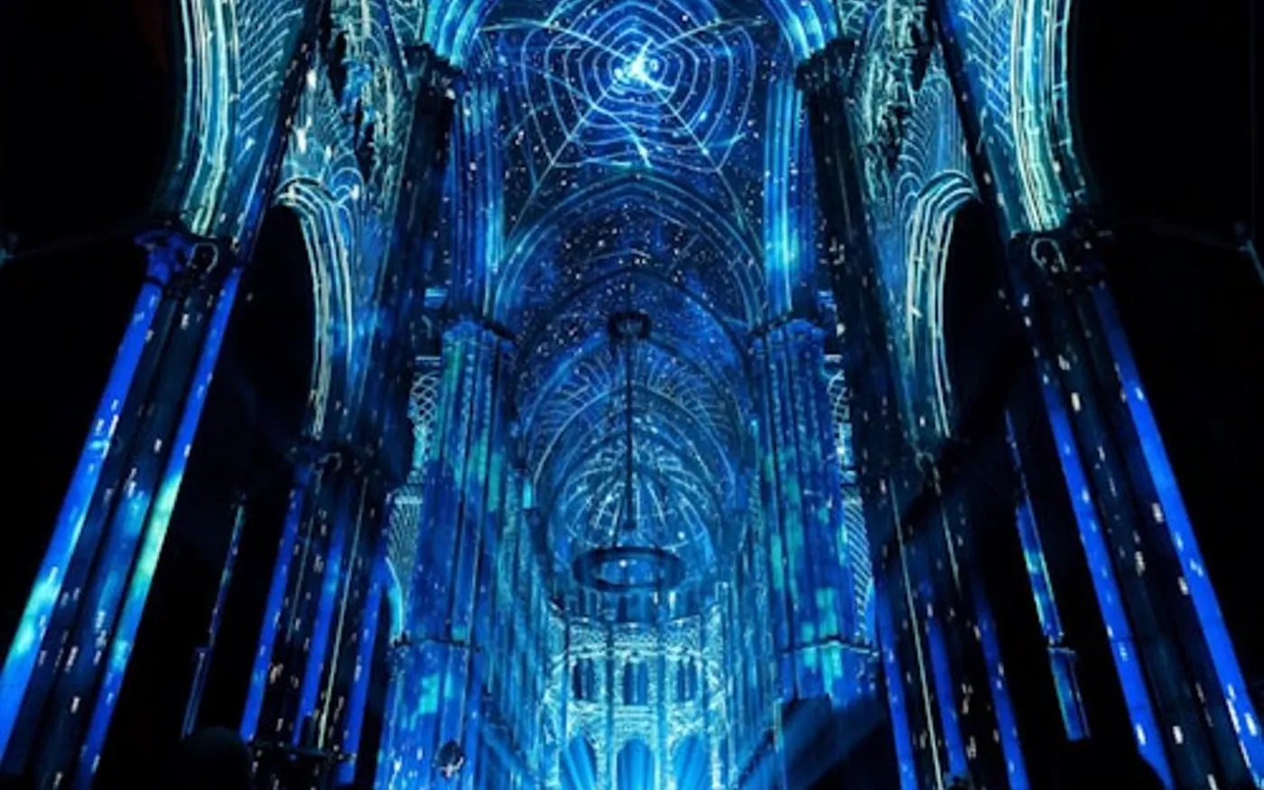 Voûte d'un monument illuminée d'un ciel étoilé bleu nuit
