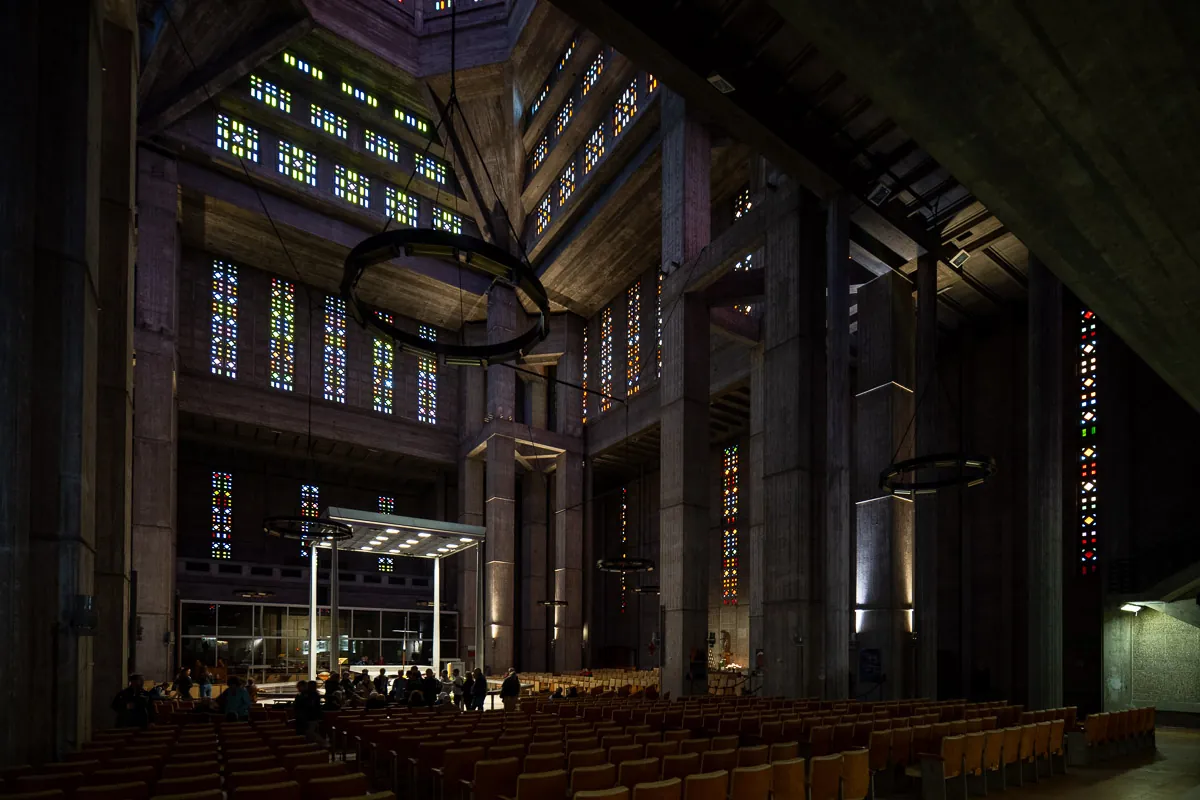 Public assis dans la nef de l'église Saint-Joseph du Havre